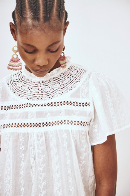 BLUSA BORDADOS Y CALADOS