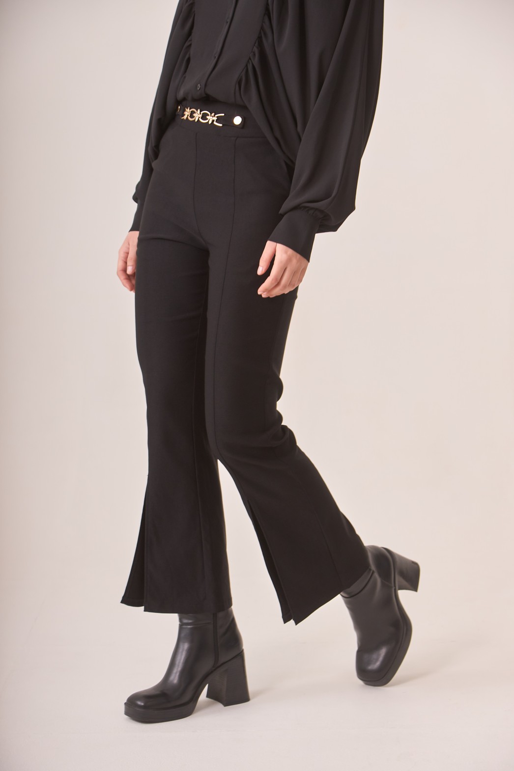 PANTALÓN FLARE ADORNO CINTURA