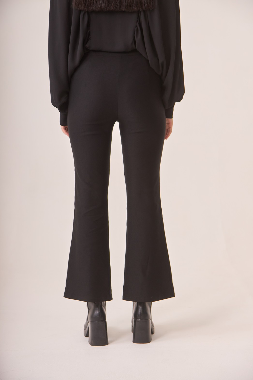PANTALÓN FLARE ADORNO CINTURA 3