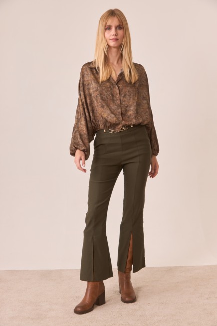 PANTALON FLARE CON ADORNO METALICO EN CINTURA