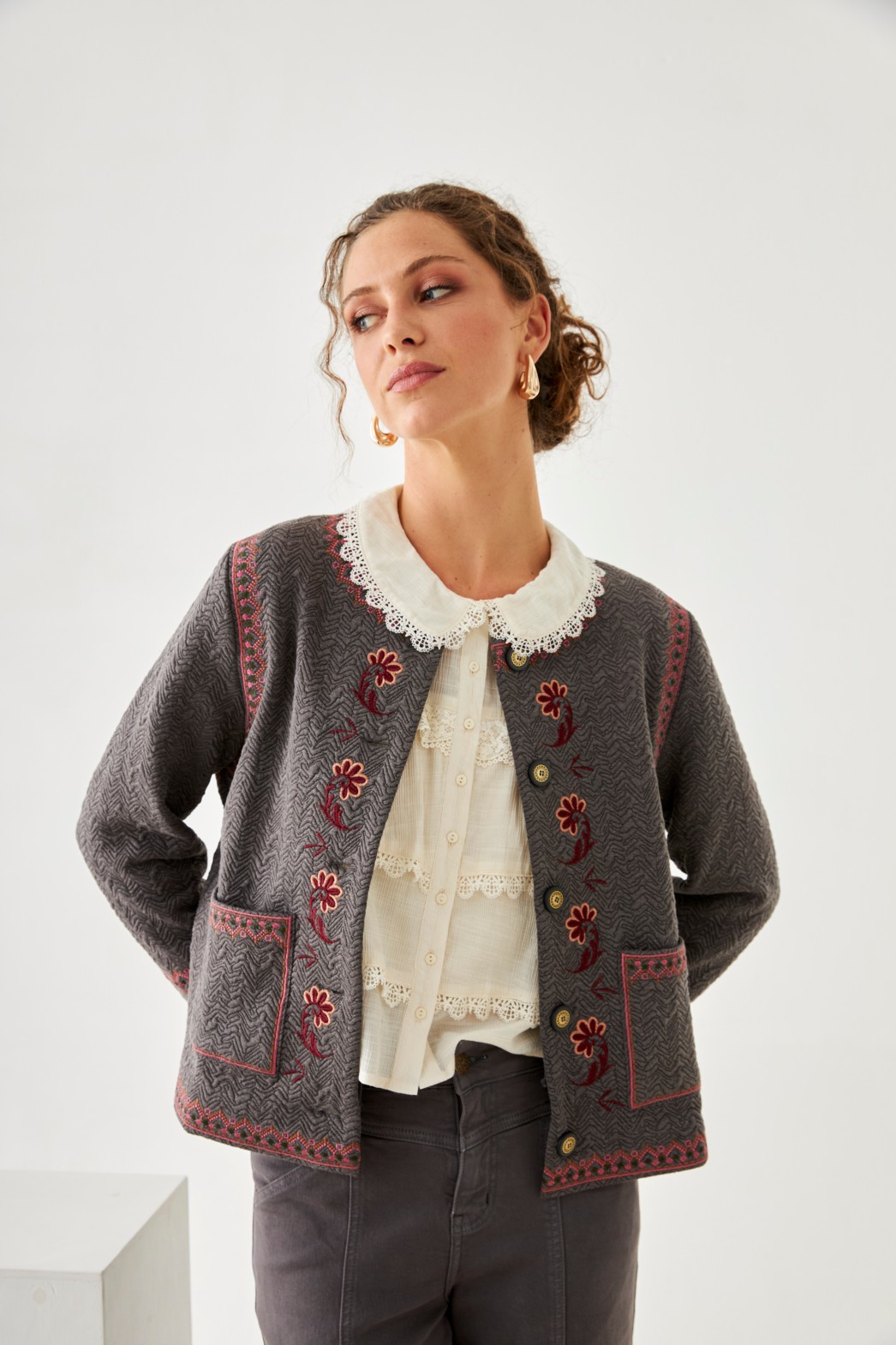 CHAQUETA PADDING CON BORDADO