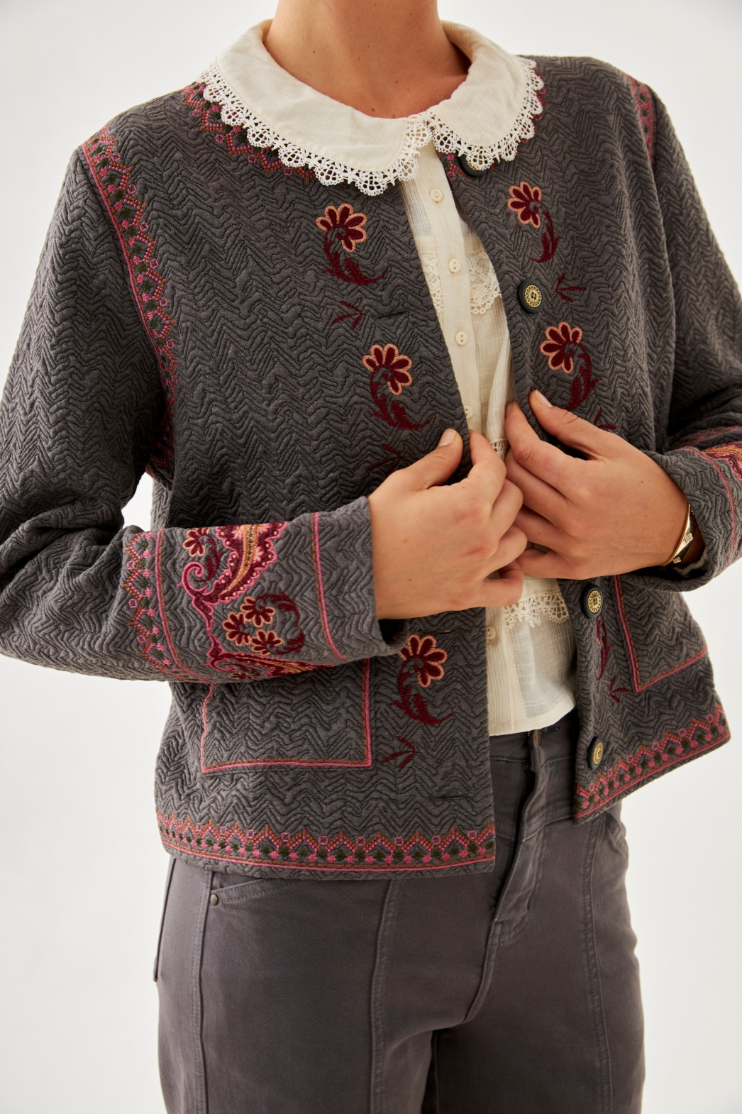 CHAQUETA PADDING CON BORDADO 3