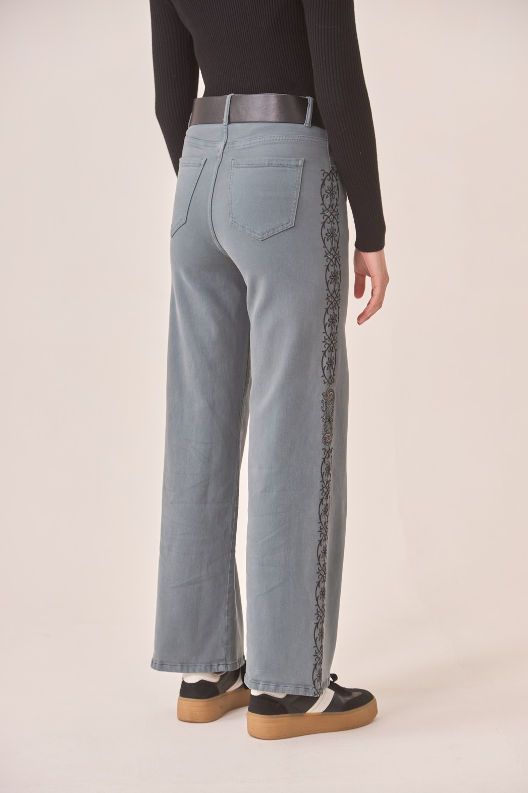 JEANS RECTOS BORDADO 1