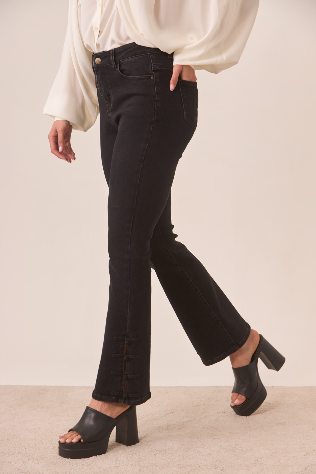 JEANS BOOTCUT BOTONES ORIENTALES