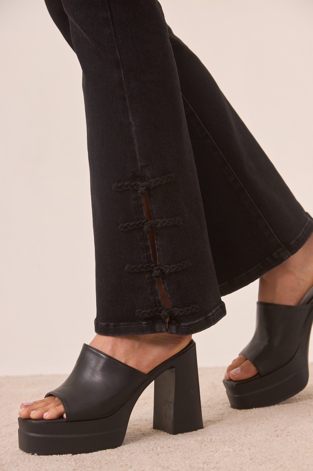 JEANS BOOTCUT BOTONES ORIENTALES