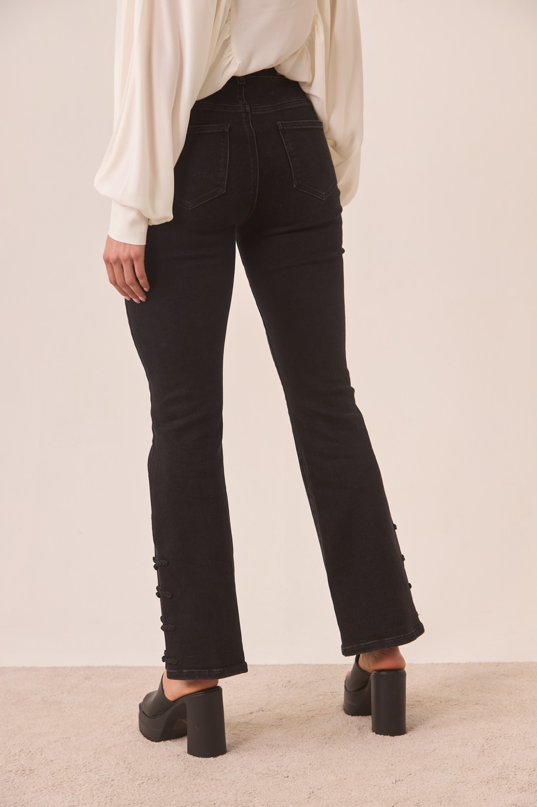 JEANS BOOTCUT BOTONES ORIENTALES
