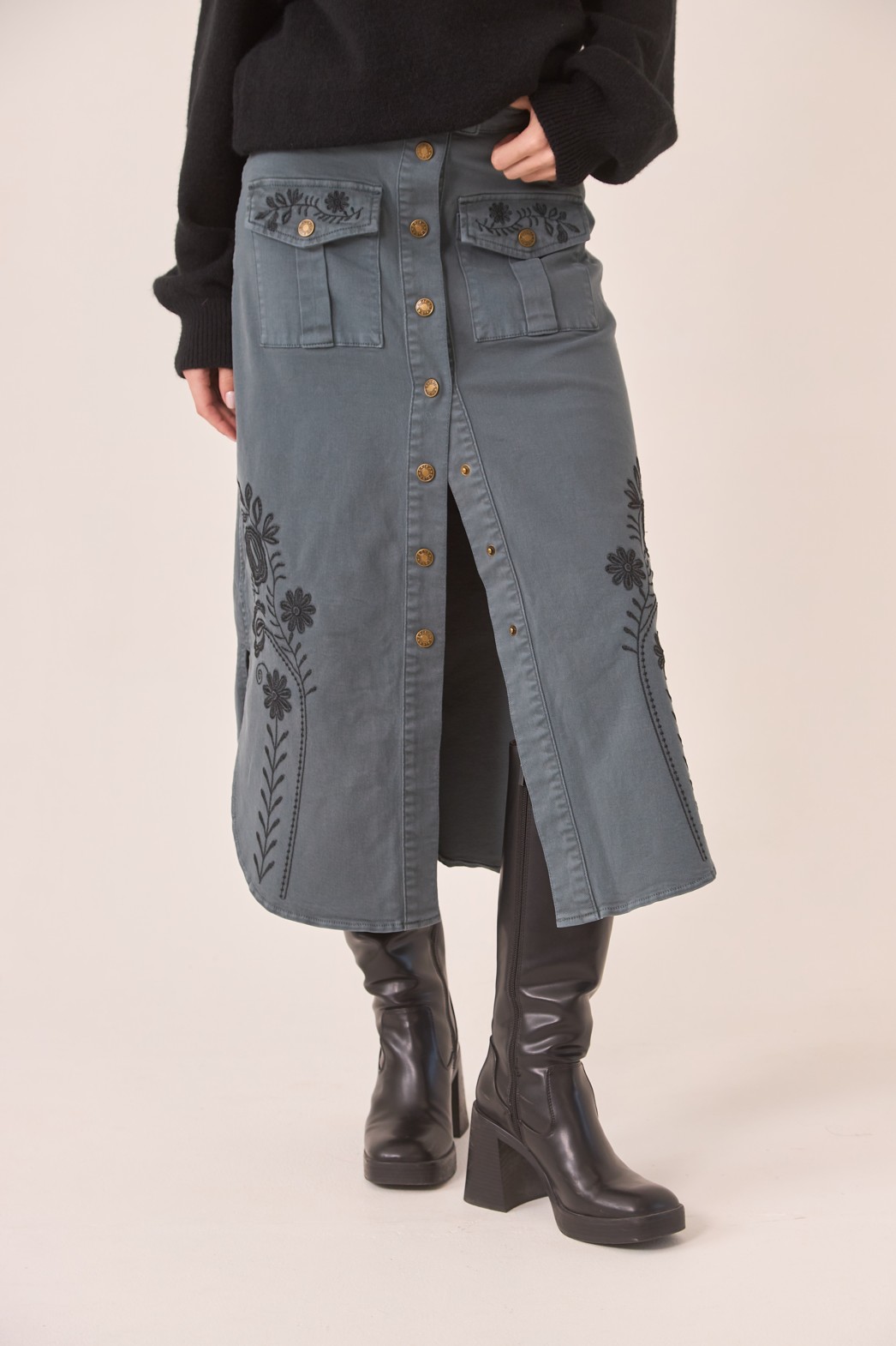 FALDA DENIM BORDADO FLORAL 2