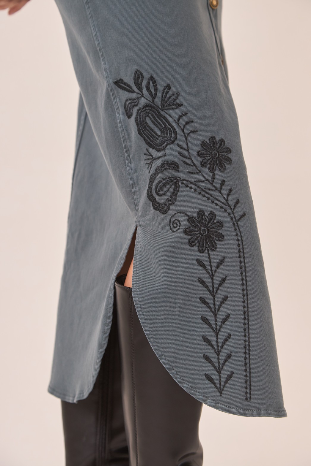 FALDA DENIM BORDADO FLORAL 4