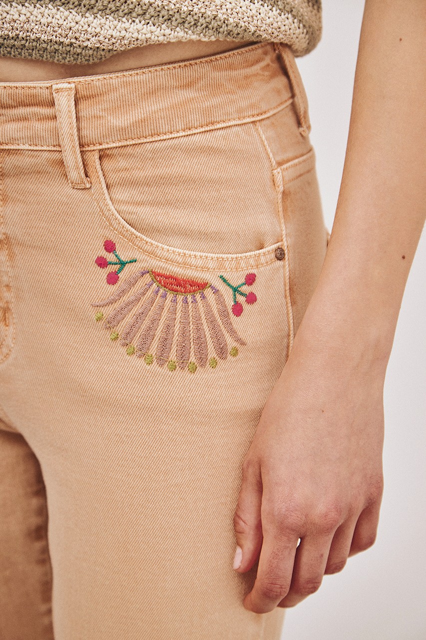 EMBROIDERED POCKETS JEANS 3