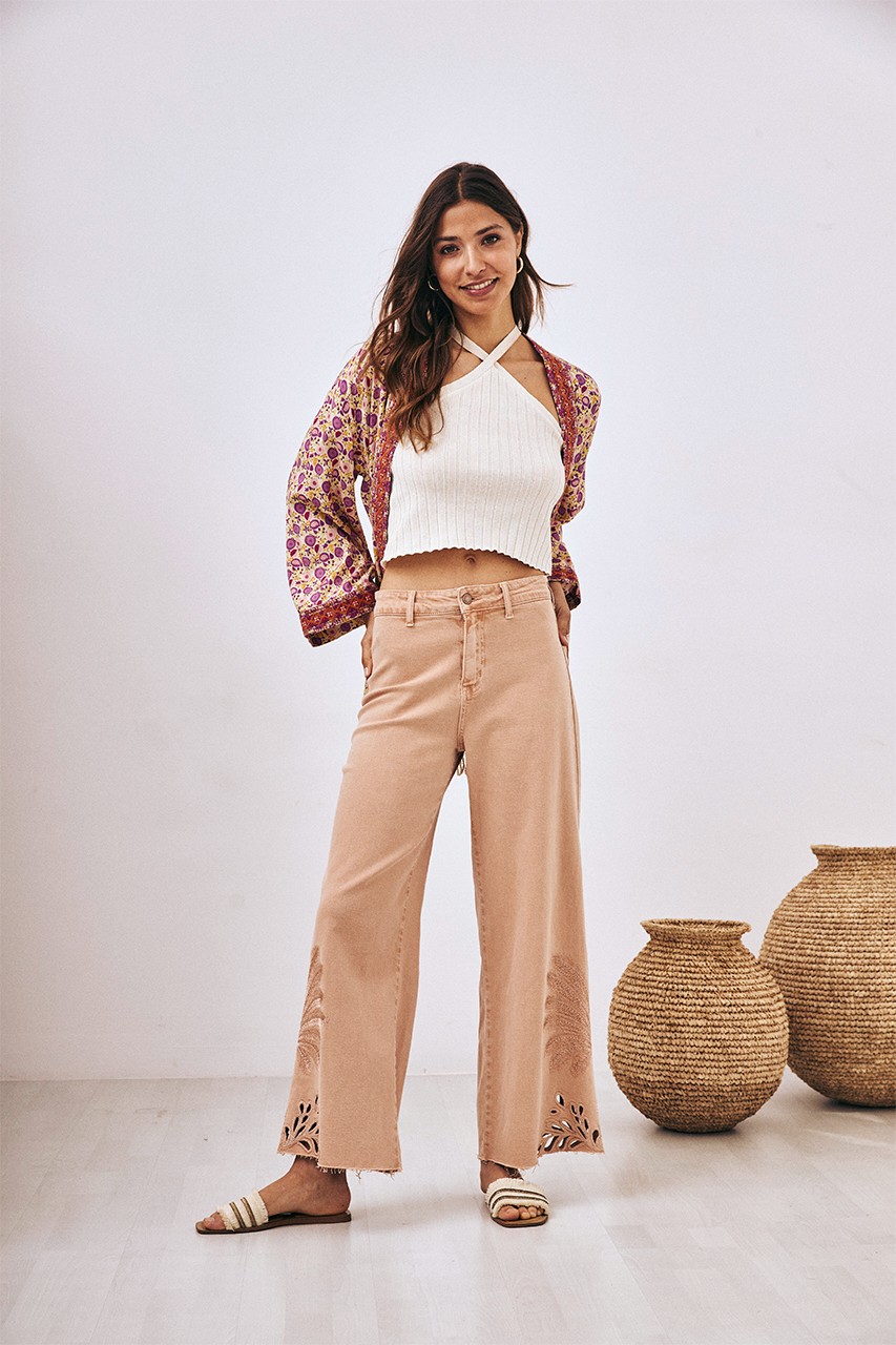 JEANS RECTO CON BORDADO 