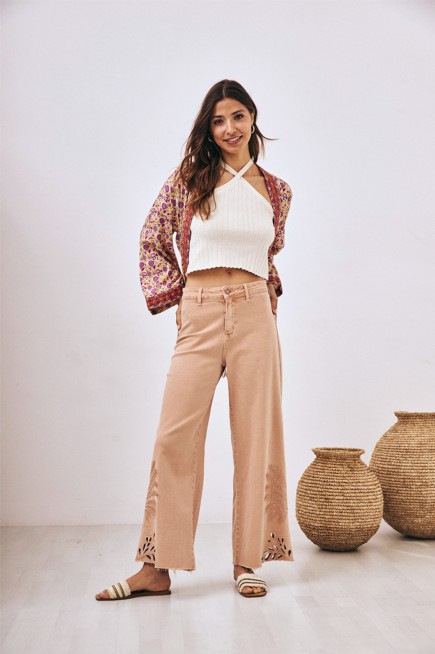 JEANS RECTO CON BORDADO 