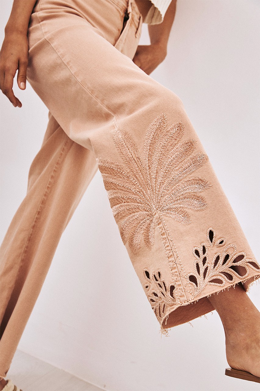JEANS RECTO CON BORDADO 2