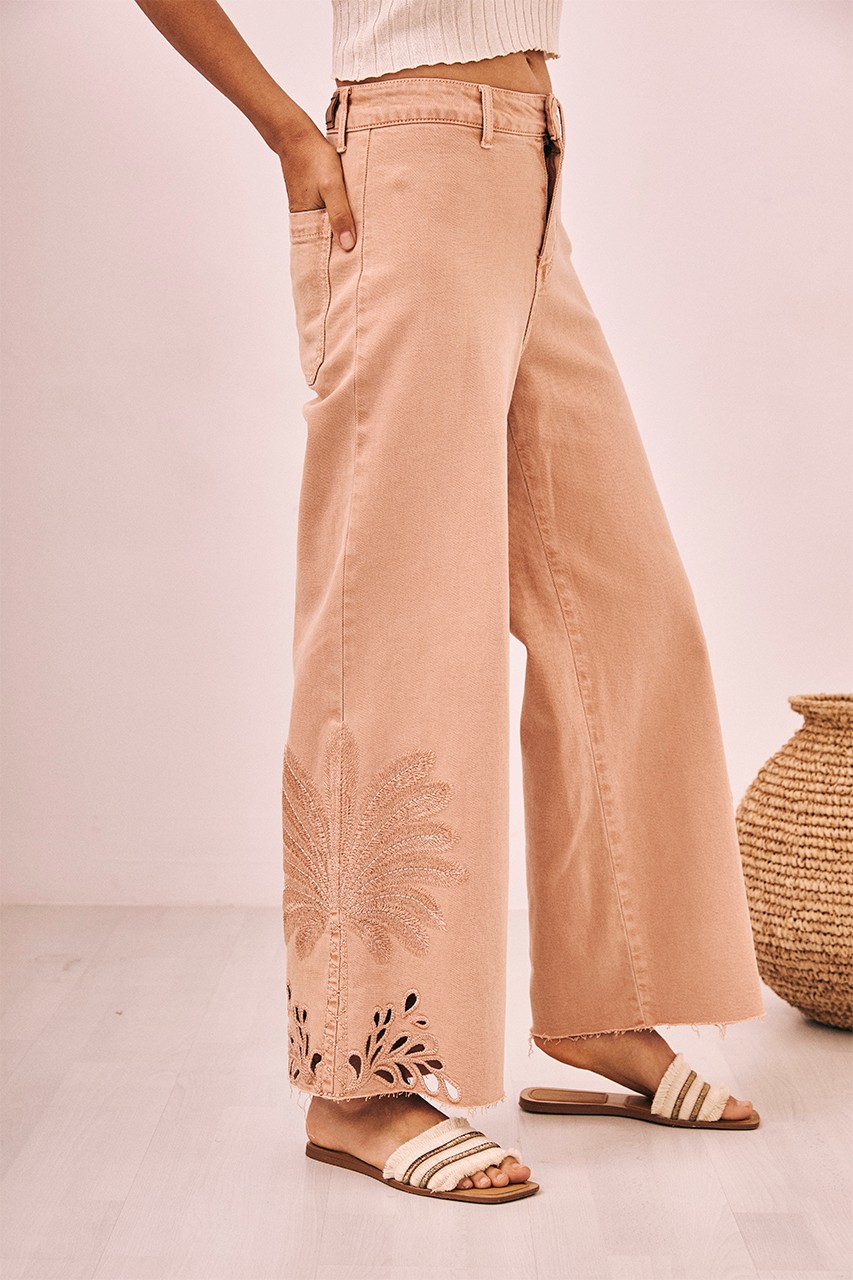 JEANS RECTO CON BORDADO 