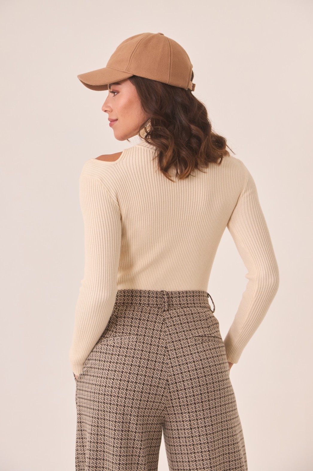 JERSEY DE VISCOSA CUELLO ALTO Y CUT OUT EN HOMBRO 2