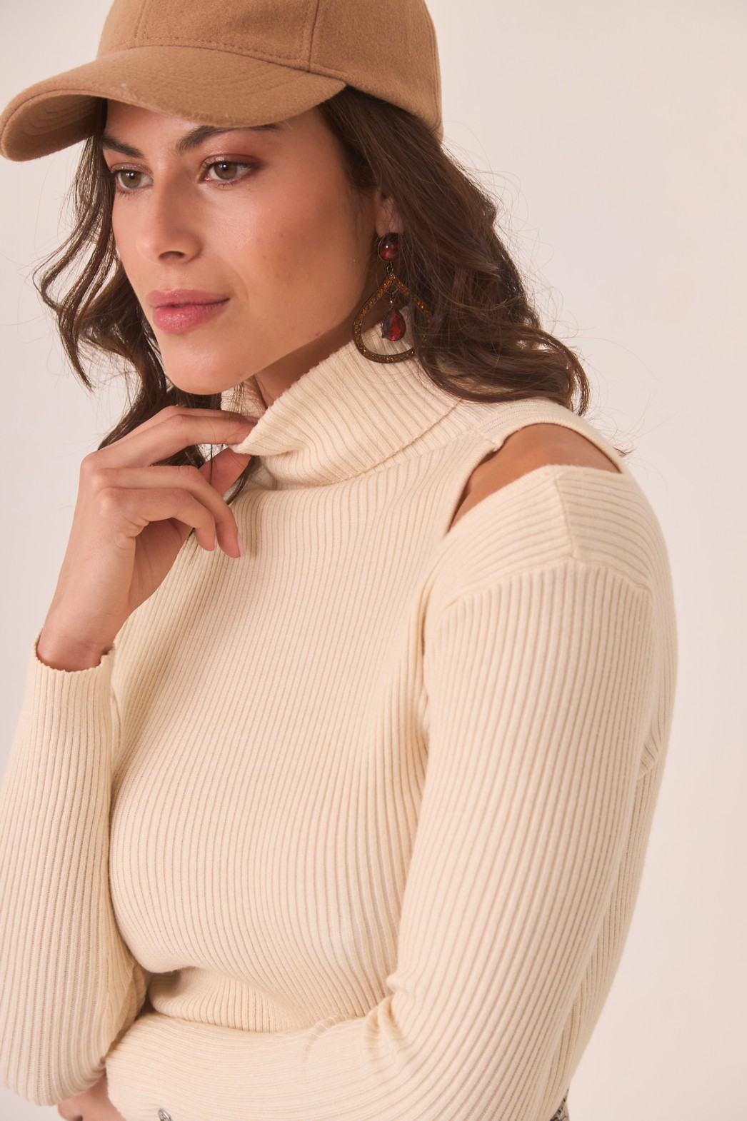 JERSEY DE VISCOSA CUELLO ALTO Y CUT OUT EN HOMBRO 1