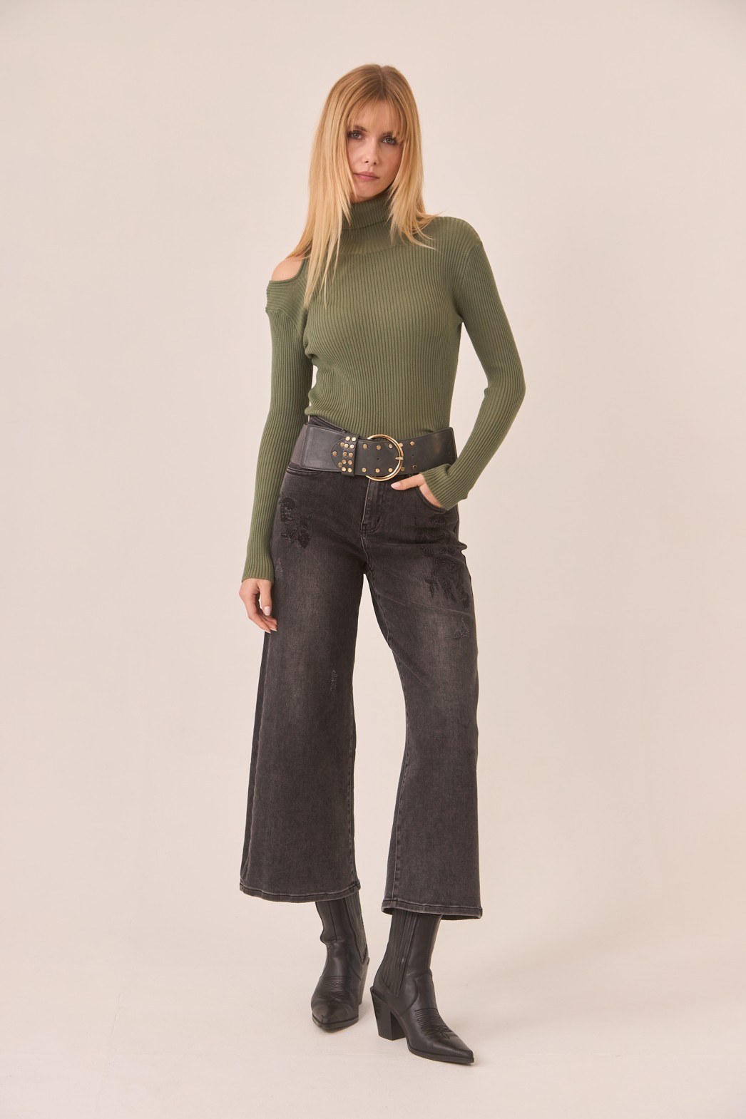 JERSEY DE VISCOSA CUELLO ALTO Y CUT OUT EN HOMBRO 2