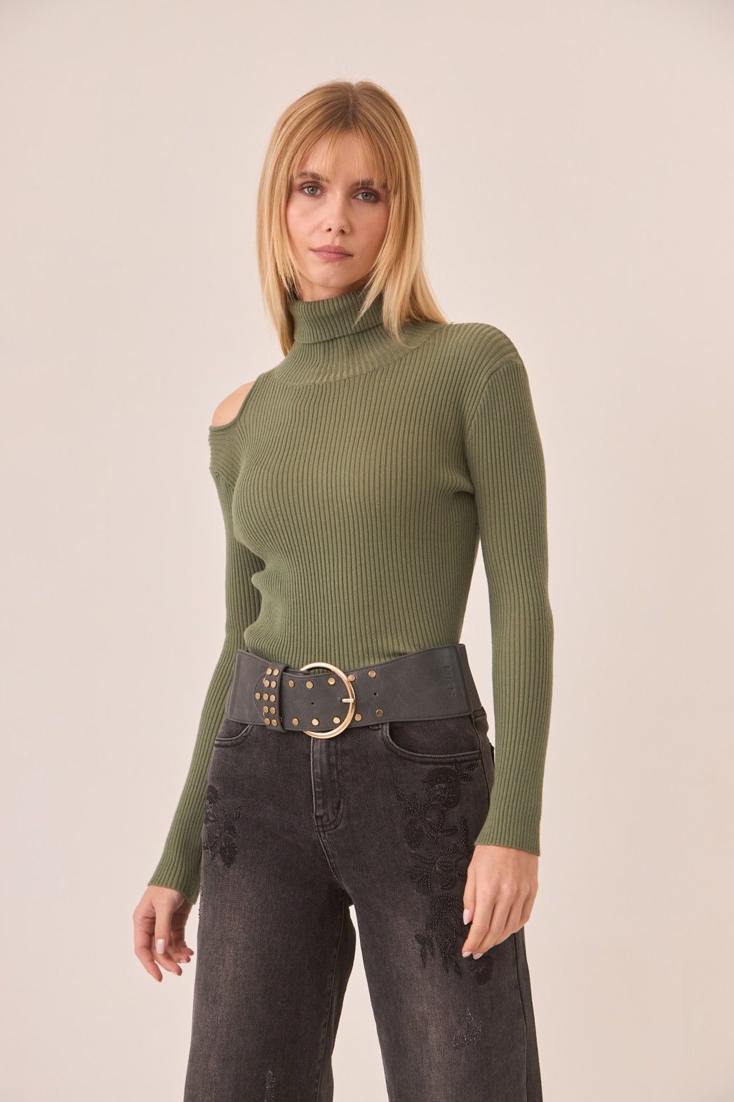 JERSEY DE VISCOSA CUELLO ALTO Y CUT OUT EN HOMBRO 1