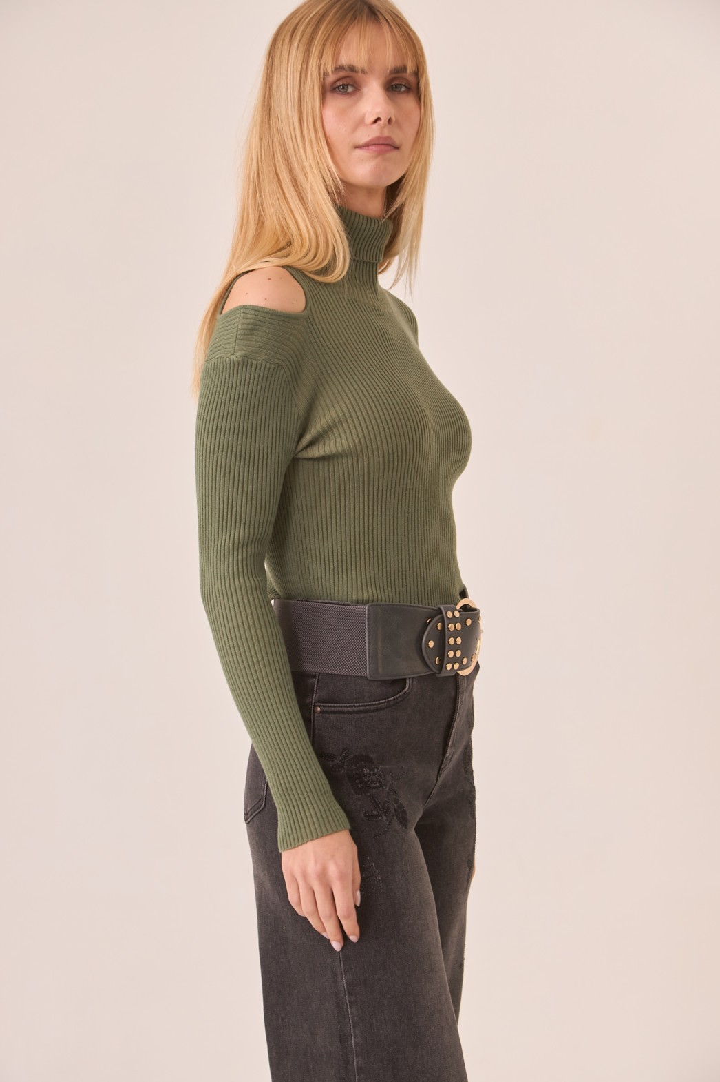 JERSEY DE VISCOSA CUELLO ALTO Y CUT OUT EN HOMBRO 3