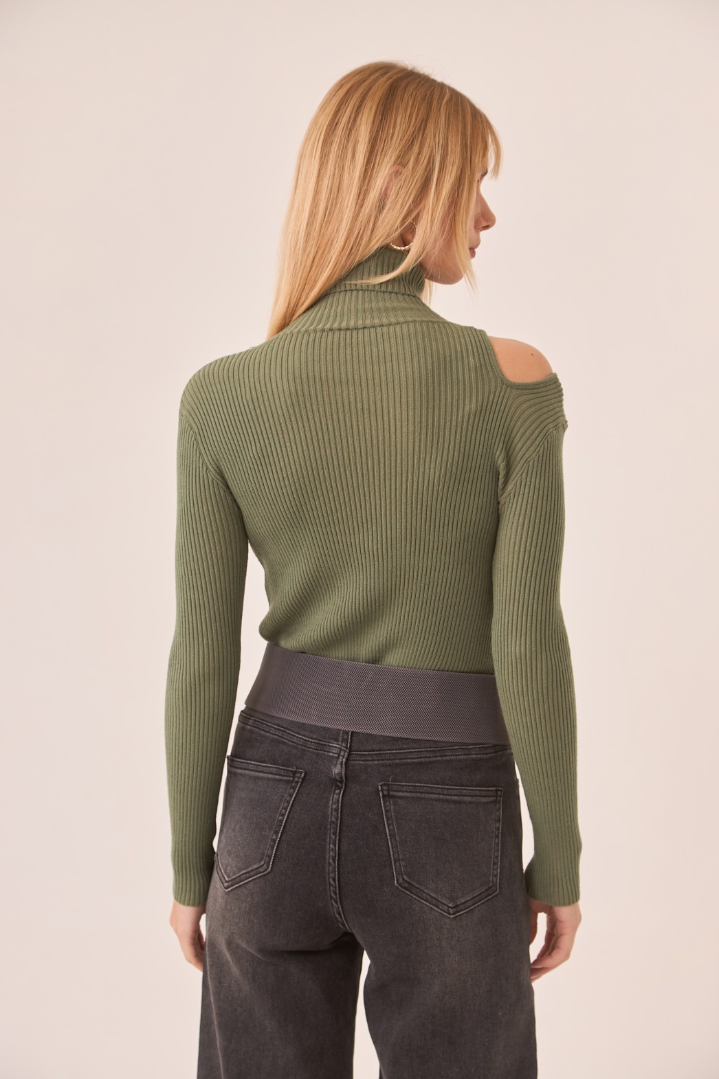 JERSEY DE VISCOSA CUELLO ALTO Y CUT OUT EN HOMBRO 4
