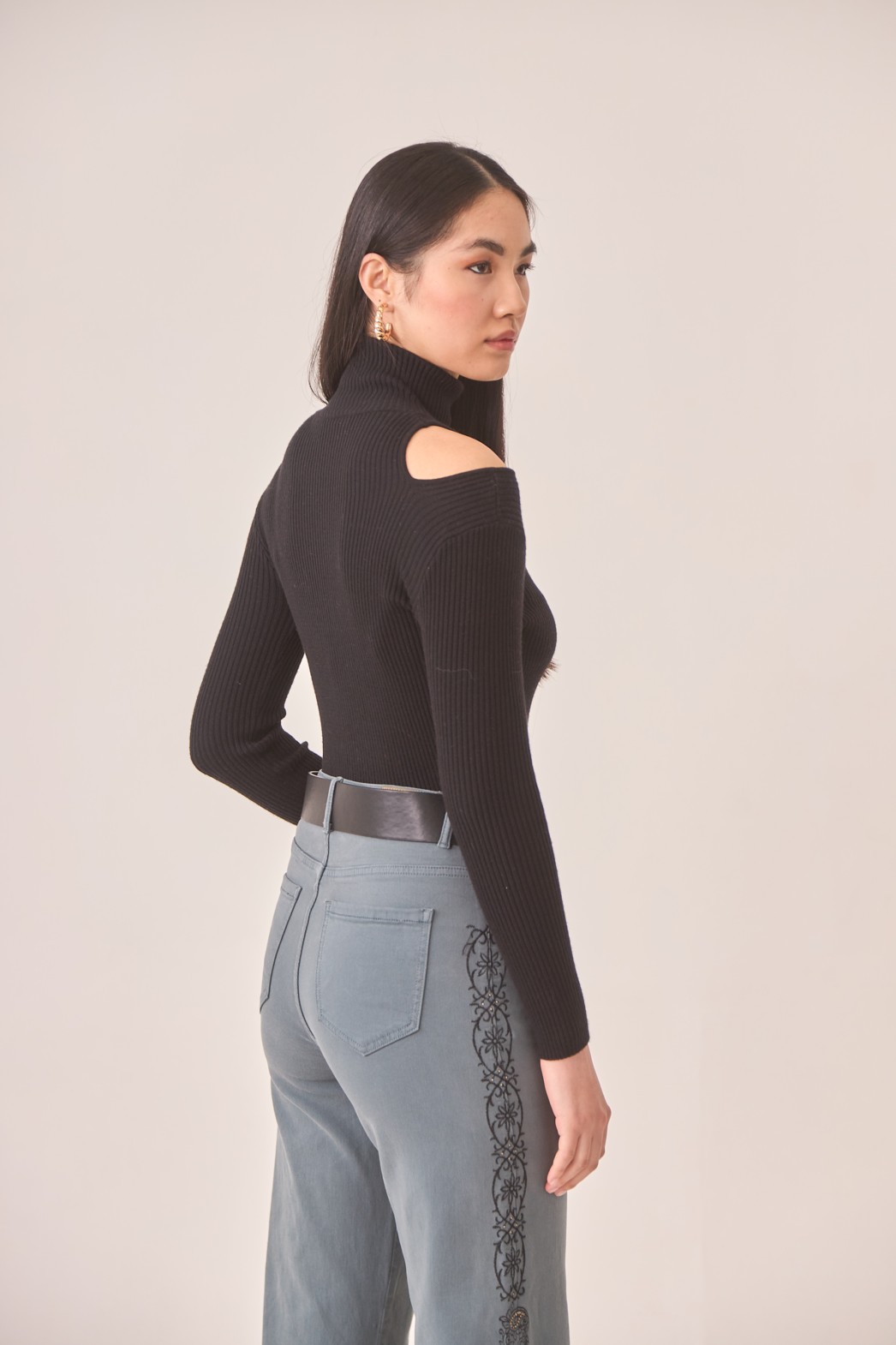 CUT OUT SHOULDERS SWEATER 2