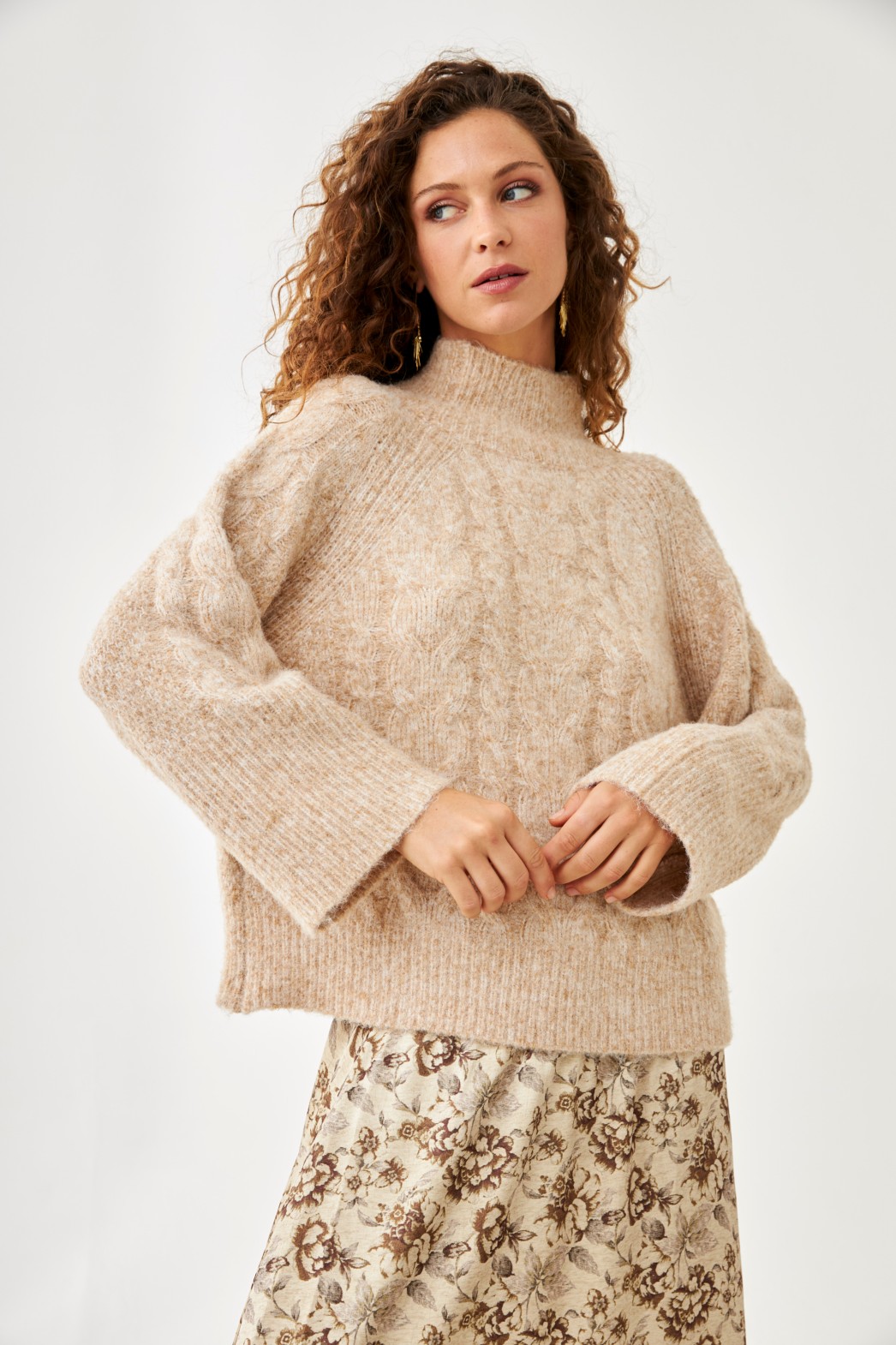 JERSEY OVERSIZES CON CUELLO ALTO 1