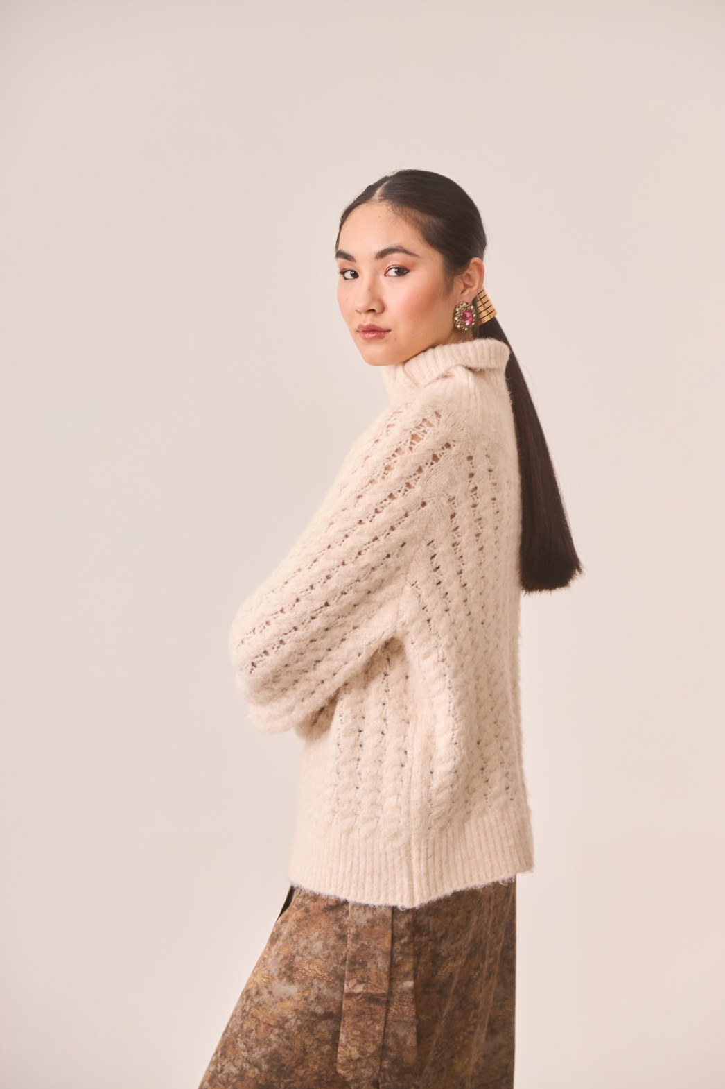 JERSEY OVERSIZE CON CUELLO ALTO Y MANGA GLOBO 2