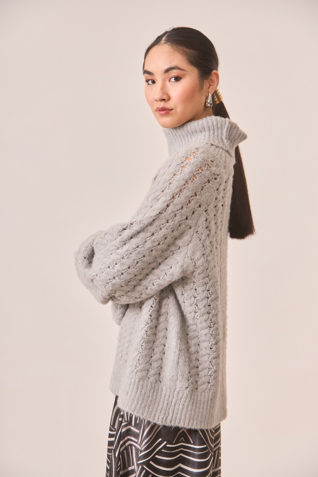 JERSEY OVERSIZE CON CUELLO ALTO Y MANGA GLOBO 1