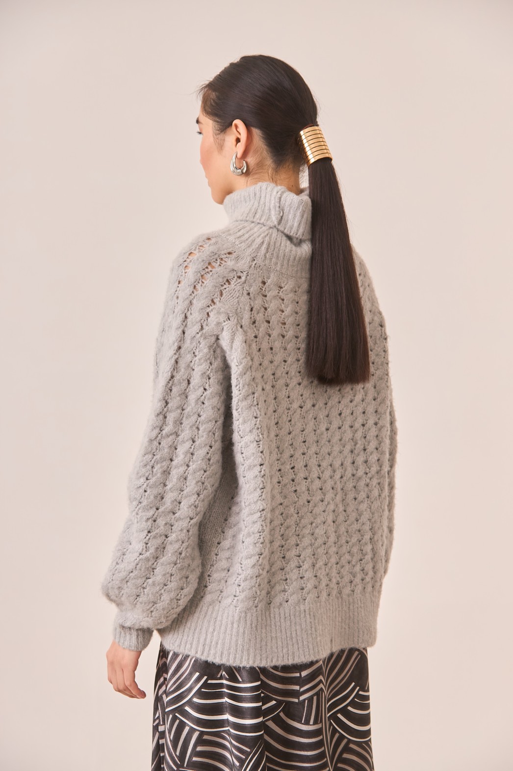 JERSEY OVERSIZE CON CUELLO ALTO Y MANGA GLOBO 2