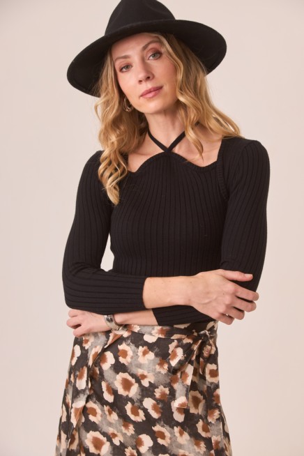JERSEY DE VISCOSA CON CUT OUTS EN ESCOTE ATADO AL CUELLO