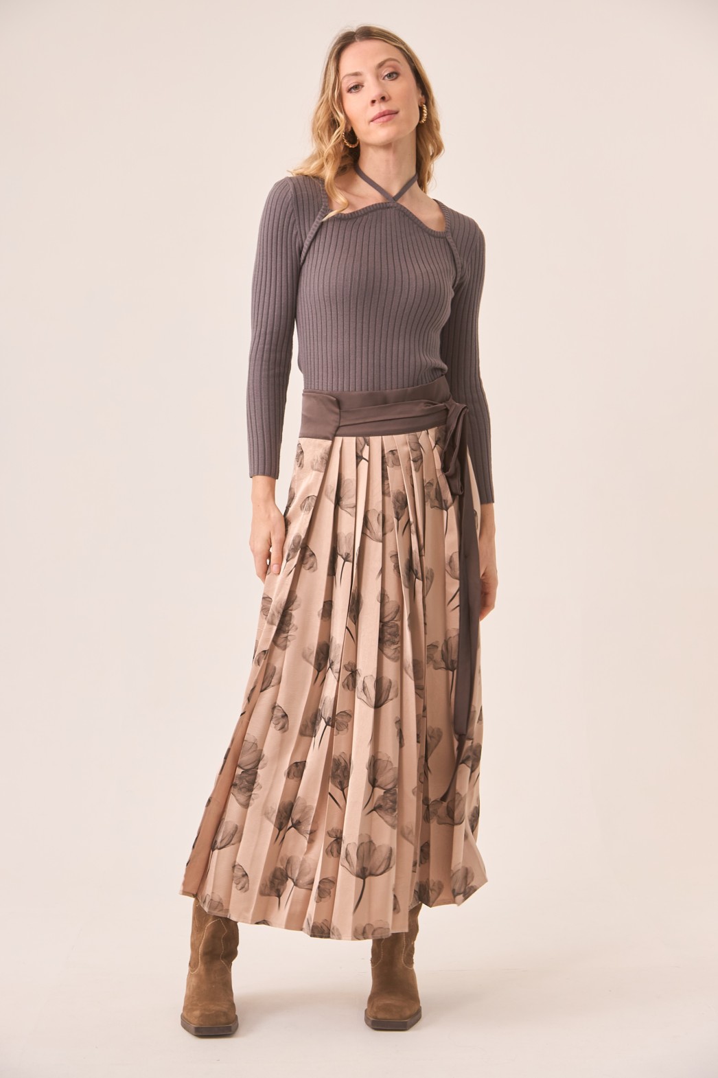 JERSEY DE VISCOSA CON CUT OUTS EN ESCOTE ATADO AL CUELLO 1