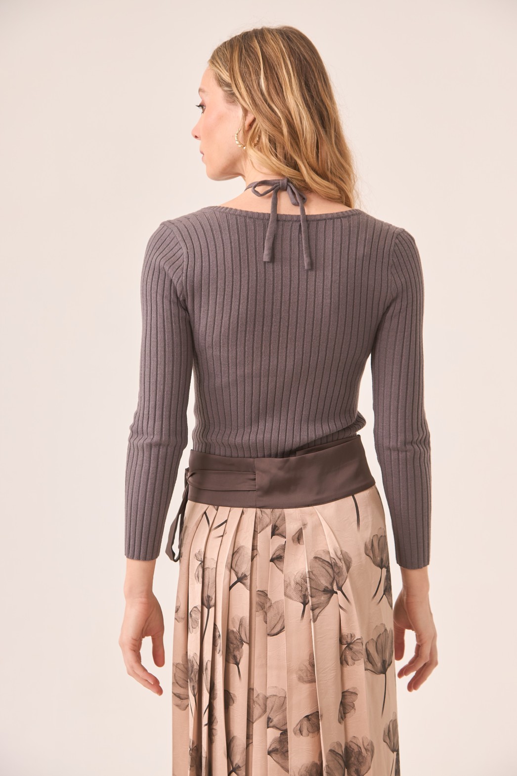 JERSEY DE VISCOSA CON CUT OUTS EN ESCOTE ATADO AL CUELLO 4