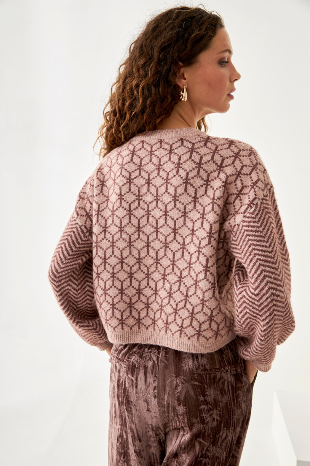 TWO-COLOR GEOMETRIC JACQUARD SWEATER 3